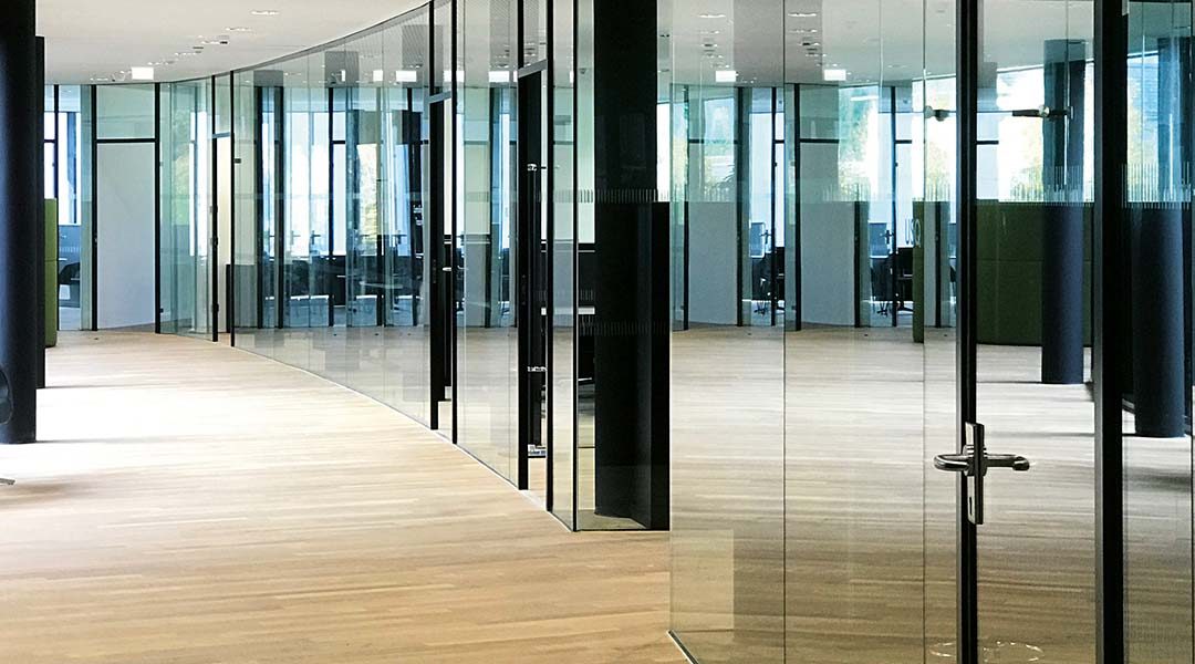 Creare un’atmosfera individuale con il sistema di vetrature per uffici AL-Office